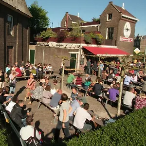 Romantic Quiet On The Canal Couette-café